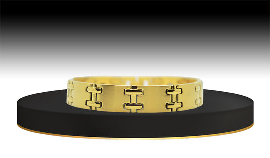 Embrace the bold and the luxurious with 'THE MAVERICK' Men's Gold Rectilinear Bracelet. Meticulously crafted rectilinear links create a striking accessory, embodying a perfect balance of classic elegance and contemporary flair. The rich gold finish adds opulence, making it the perfect statement piece to elevate your style for any occasion. Channel the spirit of 'THE MAVERICK' and showcase refined masculinity with this distinctive gold bracelet.